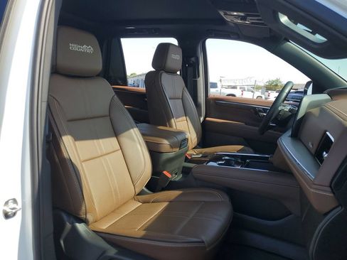 Certified 2025 Chevrolet Tahoe High Country AWD/4WD image 35