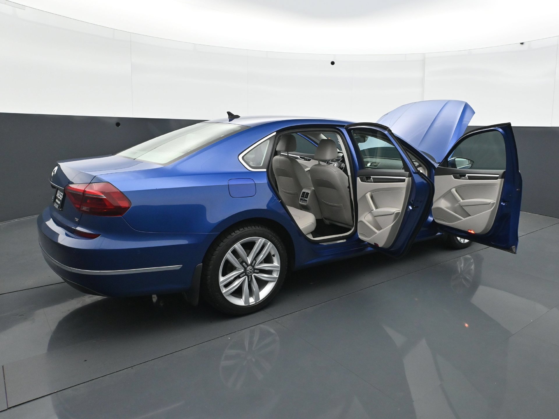 Used 2017 Volkswagen Passat 1.8T SEL Premium FWD image 32