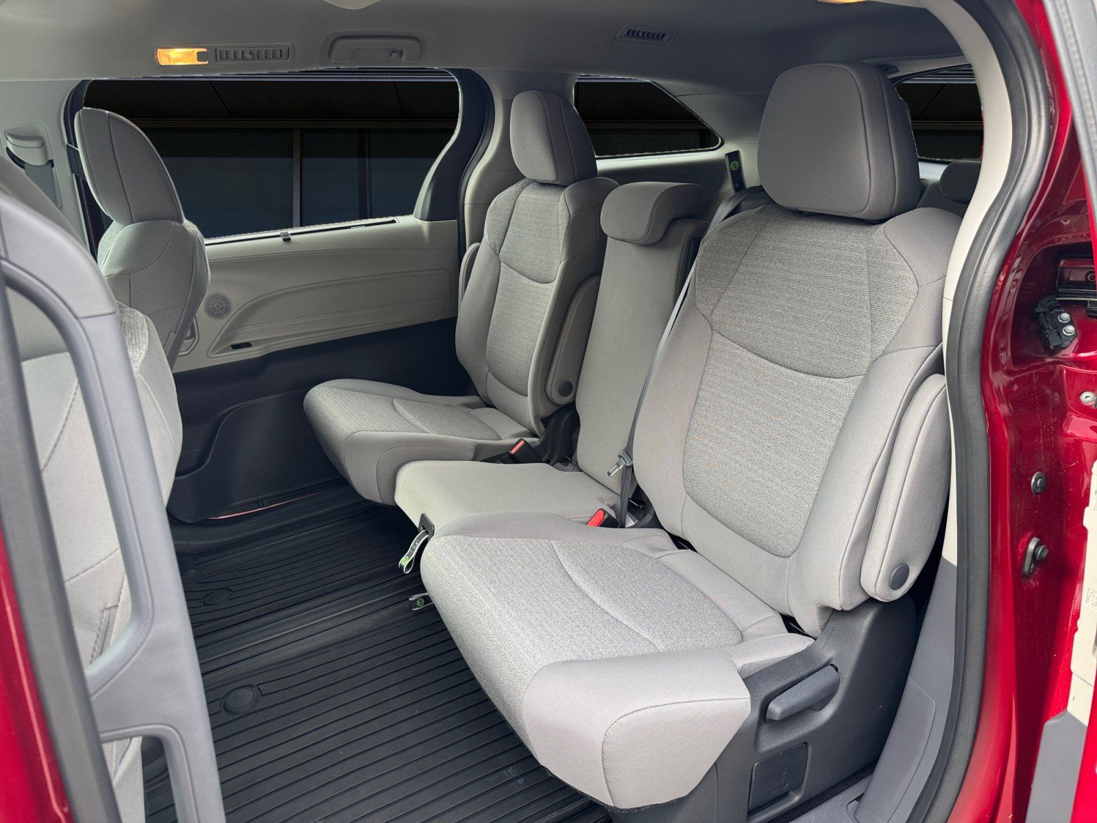Used 2024 Toyota Sienna LE FWD image 14
