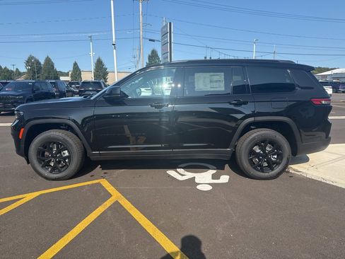 New 2025 Jeep Grand Cherokee L Laredo image 4