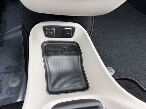 Used 2017 Chrysler Pacifica Touring-L w/ Tire & Wheel Group FWD image 18