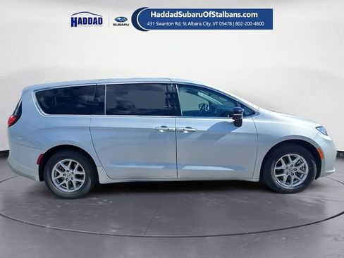 Used 2024 Chrysler Pacifica Touring-L FWD image 6