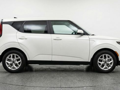 Used 2025 Kia Soul LX w/ LX Technology Package image 11