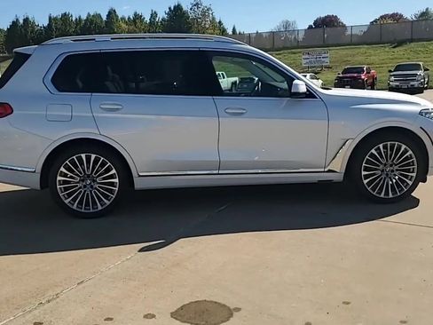 Used 2022 BMW X7 xDrive40i w/ Premium Package image 9