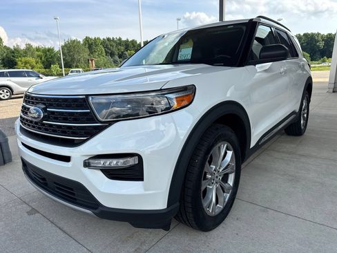Certified 2023 Ford Explorer XLT w/ Equipment Group 202A AWD/4WD image 3