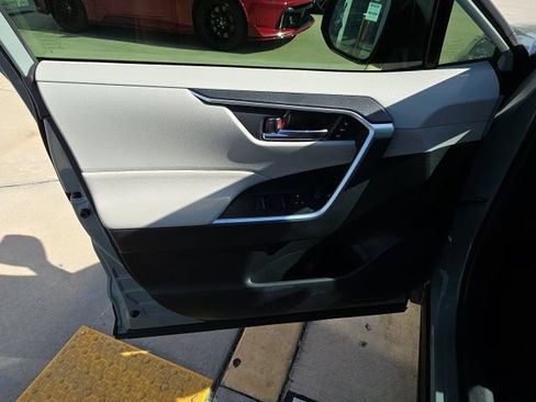 Used 2022 Toyota RAV4 XLE Premium FWD image 5