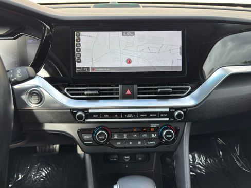 Used 2022 Kia Niro EX Premium FWD image 24