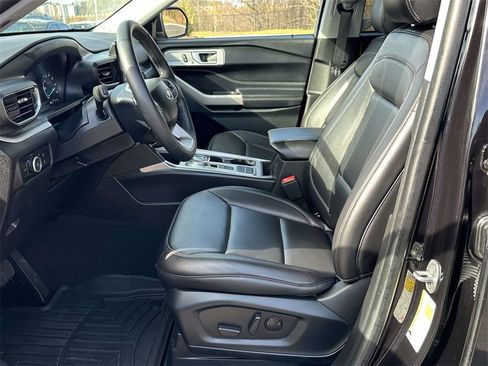 Used 2023 Ford Explorer XLT w/ Equipment Group 202A image 4