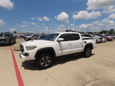 Used 2017 Toyota Tacoma TRD Sport AWD/4WD image 2