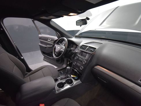 Used 2018 Ford Explorer XLT image 18