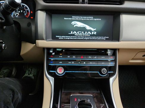 Used 2020 Jaguar XF Prestige image 21