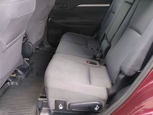 Used 2019 Toyota Highlander LE AWD/4WD image 18