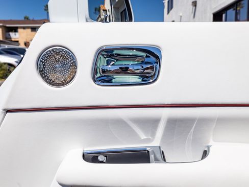 Used 2017 Rolls-Royce Dawn image 35