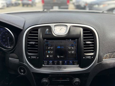 Used 2019 Chrysler 300 Limited AWD/4WD image 38