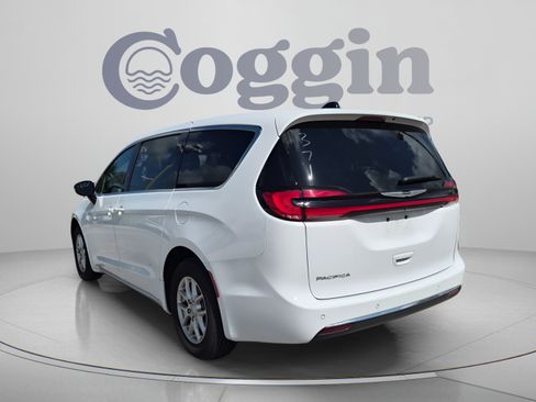Used 2025 Chrysler Pacifica Select FWD image 4