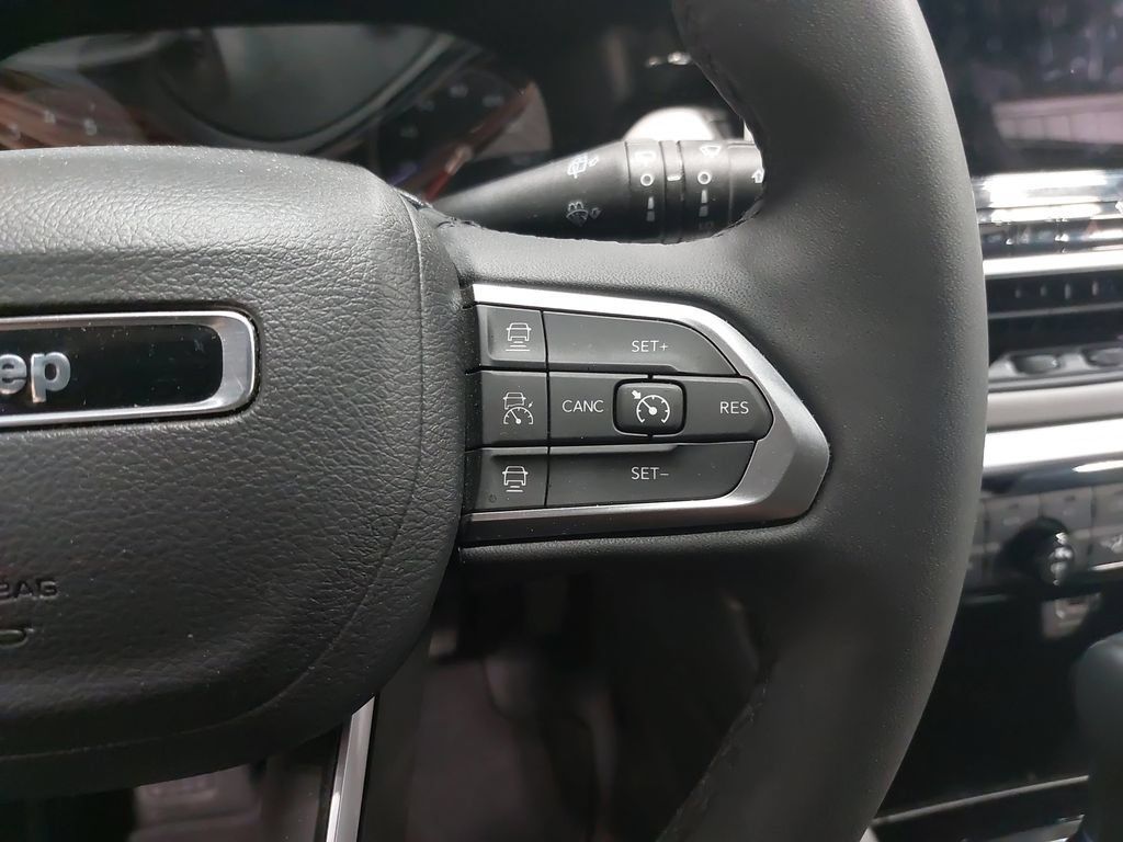 Used 2025 Jeep Compass Limited AWD/4WD image 17