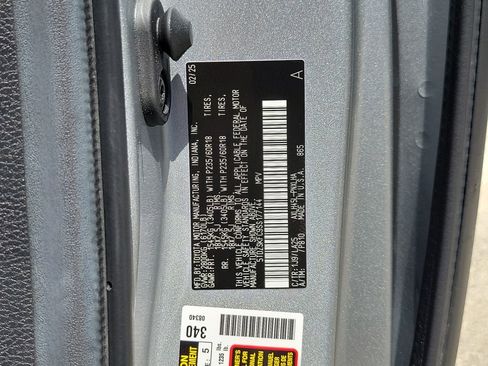 Used 2025 Toyota Sienna Limited AWD/4WD image 37