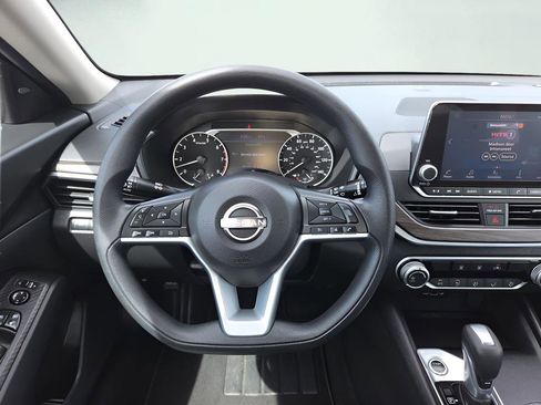 Used 2025 Nissan Altima 2.5 SV FWD image 12