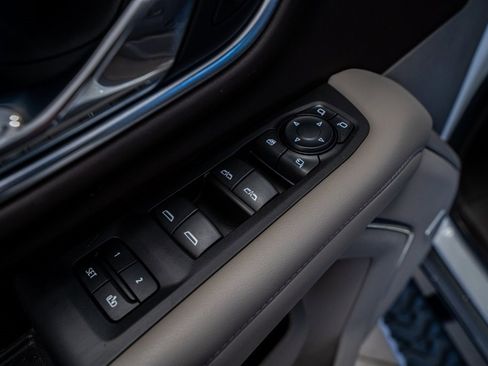 Used 2021 Chevrolet Tahoe Z71 w/ Luxury Package image 32