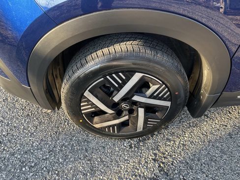 Used 2025 Nissan Kicks SV w/ Charging Package image 9