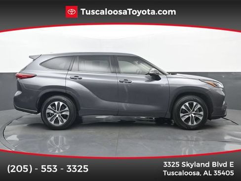 Used 2021 Toyota Highlander XLE FWD image 1