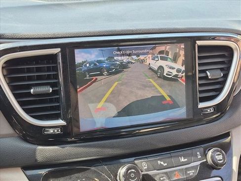 Used 2021 Chrysler Pacifica Touring-L FWD image 13