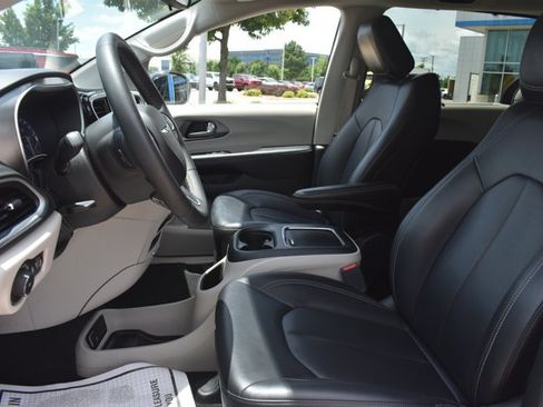 Used 2024 Chrysler Pacifica Touring-L FWD image 14