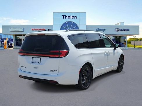 Used 2025 Chrysler Pacifica Limited FWD image 4