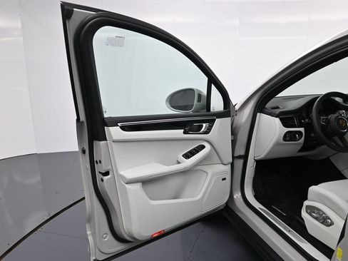 Certified 2026 Porsche Macan S image 16