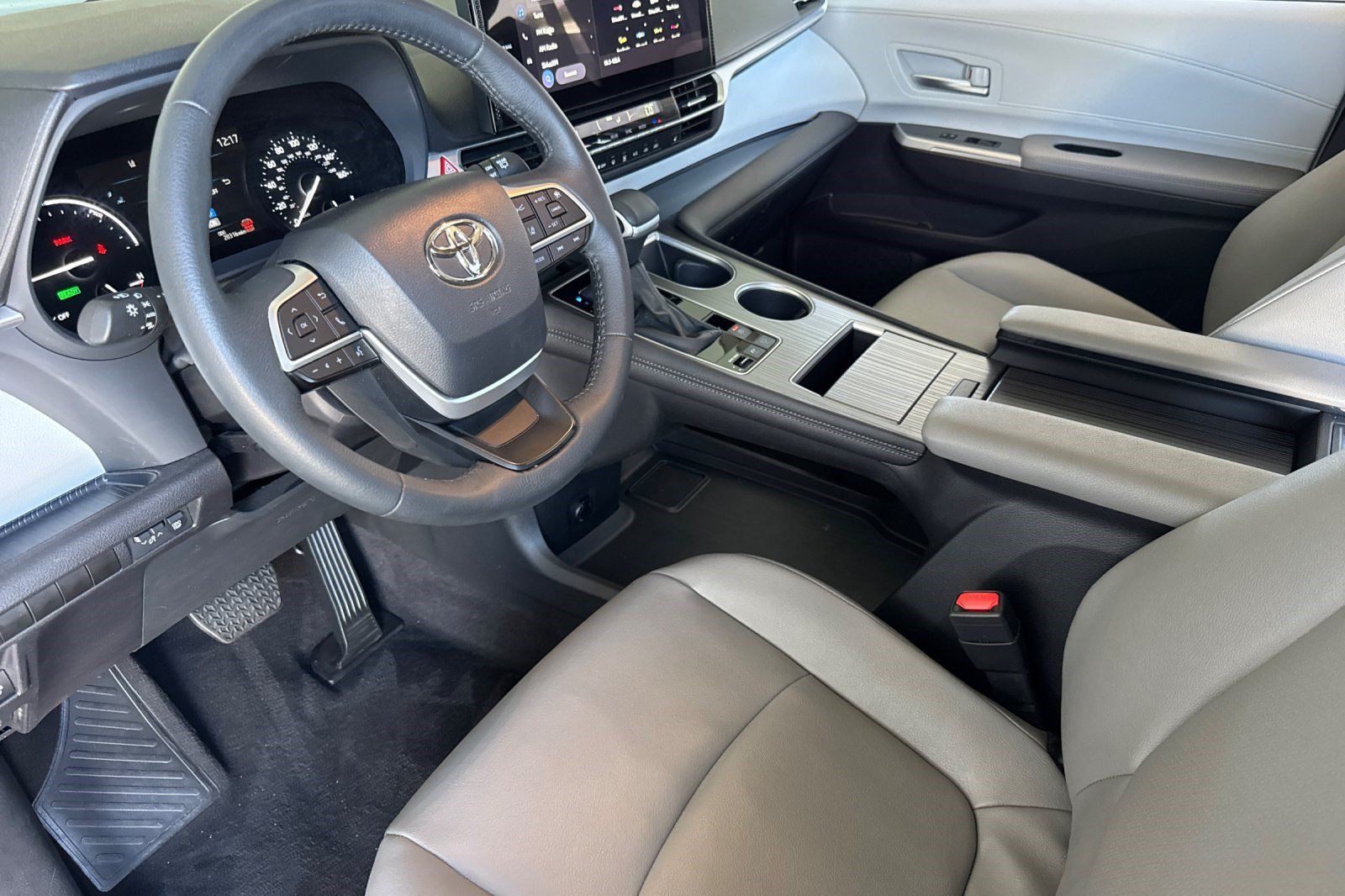 Used 2025 Toyota Sienna XLE FWD image 4