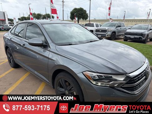 Used 2024 Volkswagen Jetta SE w/ Panoramic Sunroof Package FWD image 1