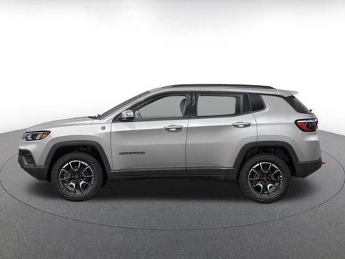 Used 2025 Jeep Compass Trailhawk AWD/4WD image 3