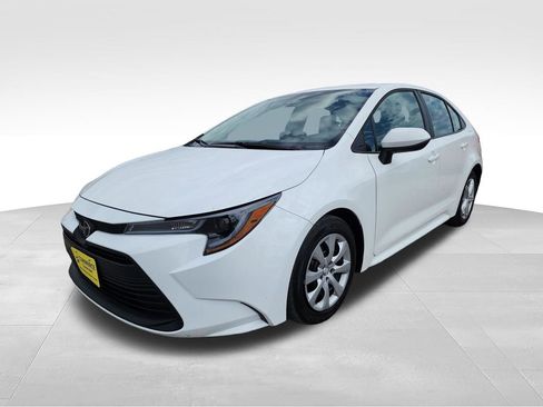 Used 2025 Toyota Corolla LE FWD image 4