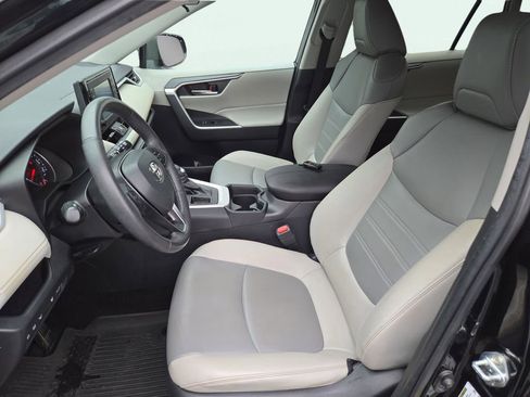 Used 2021 Toyota RAV4 XLE Premium image 19
