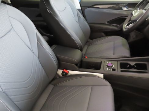 New 2026 Volkswagen Tiguan SE FWD image 27