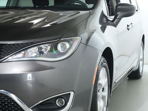 Used 2017 Chrysler Pacifica Touring-L Plus w/ Tire & Wheel Group FWD image 4