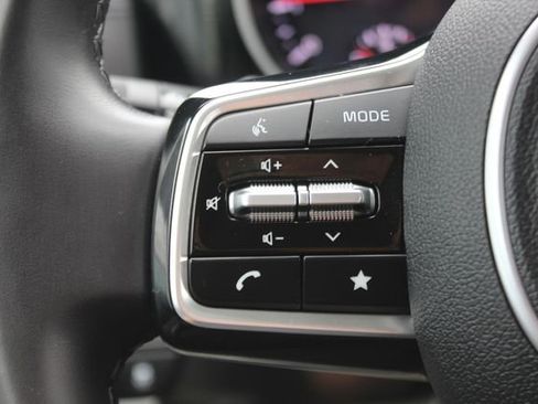 Used 2024 Kia Carnival EX FWD image 17