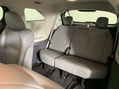 Used 2021 Toyota Sienna XLE FWD image 34