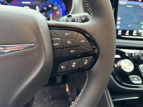 Used 2024 Chrysler Pacifica Limited w/ S Appearance Package image 27