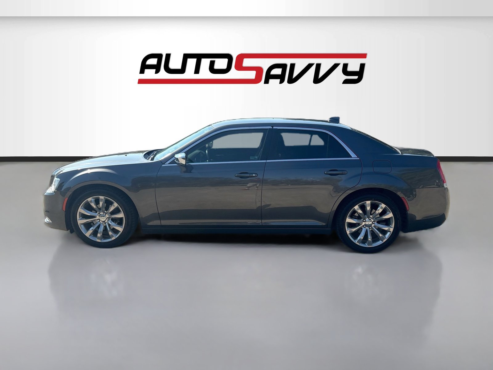Used 2019 Chrysler 300 Touring w/ Chrome Appearance Package RWD image 4