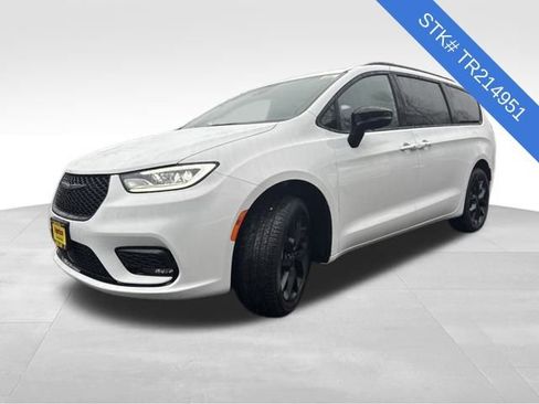 New 2026 Chrysler Pacifica Limited image 3