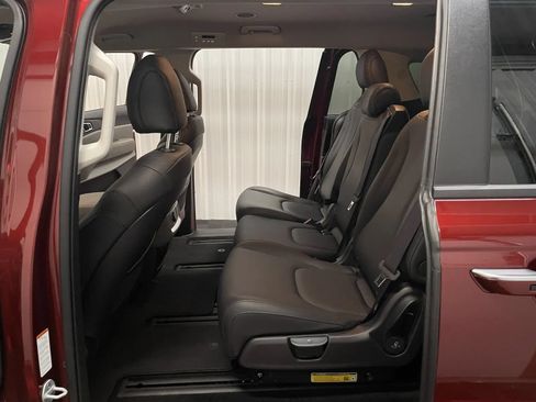 Used 2025 Kia Carnival EX FWD image 36