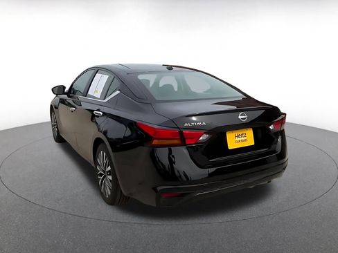 Used 2025 Nissan Altima 2.5 SV FWD image 11