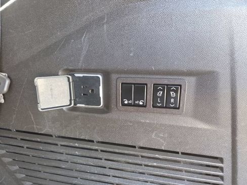 Used 2021 GMC Yukon Denali w/ Denali Premium Package AWD/4WD image 19