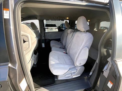 Used 2017 Toyota Sienna LE w/ Outdoor Package FWD image 15