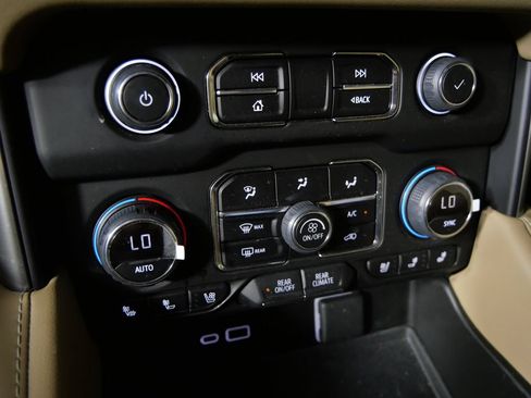 Used 2023 Chevrolet Tahoe Premier AWD/4WD image 28