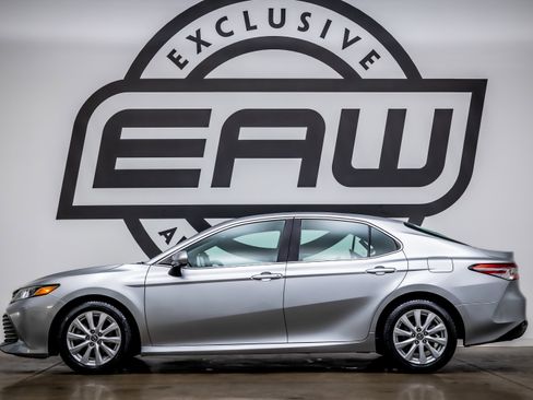 Used 2018 Toyota Camry LE image 5