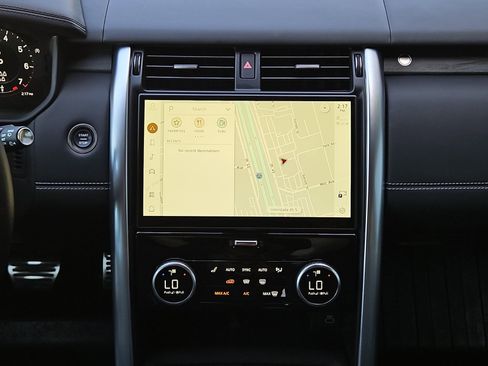 Used 2023 Land Rover Discovery Metropolitan Edition image 15