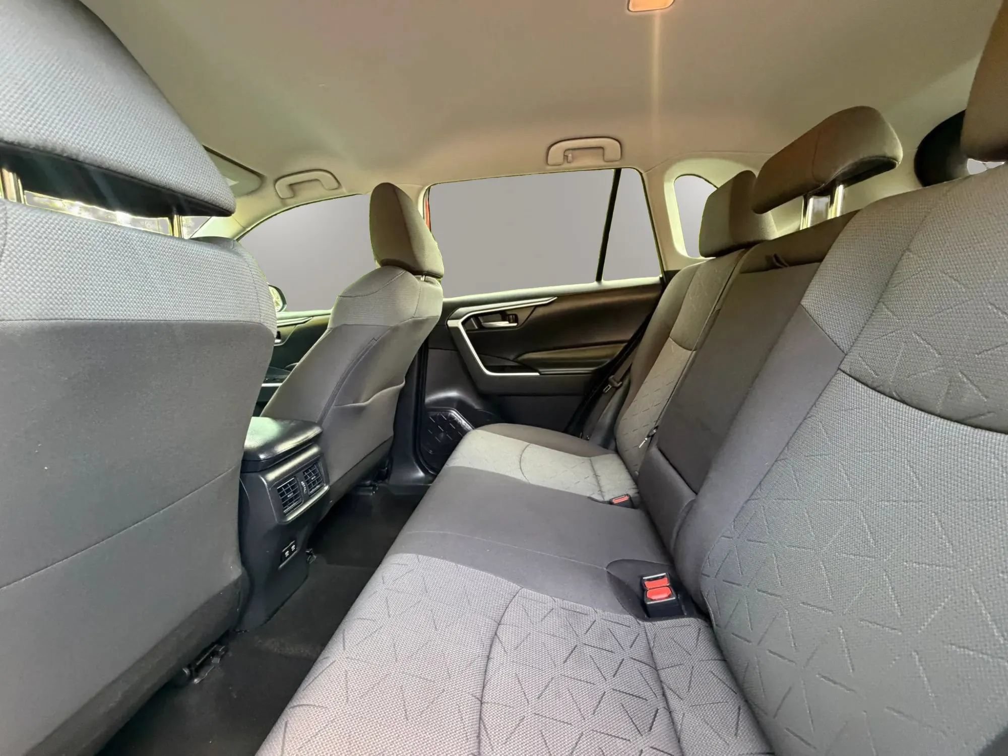 Used 2020 Toyota RAV4 XLE FWD image 16