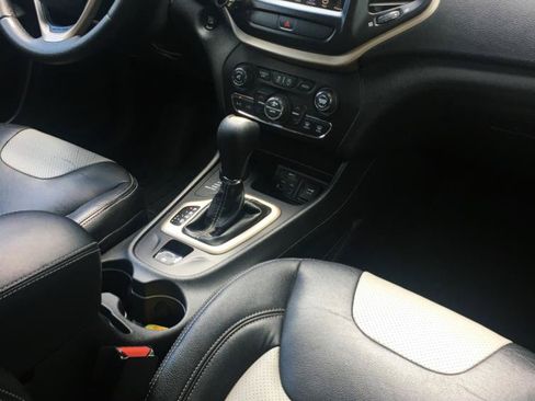 Used 2016 Jeep Cherokee Latitude w/ Comfort/Convenience Group AWD/4WD image 19